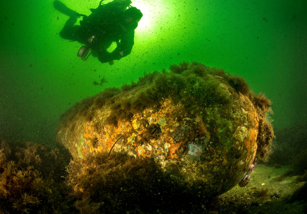 Un buceador junto a una enorme bomba de la Segunda Guerra Mundial sin estallar en el mar BÃ¡ltico.