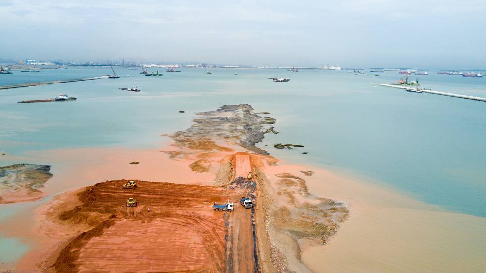 En Tuas, al oeste de Singapur, se ha ganado terreno al mar durante los últimos años para la construcción de un megapuerto. 