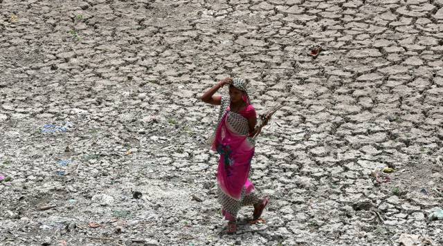Una mujer en una zona seca del río Sabarmati.