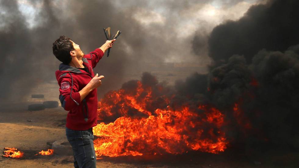 Un palestino lanza piedras durante la protesta en la frontera entre Gaza e Israel, el 14 de mayo de 2018.