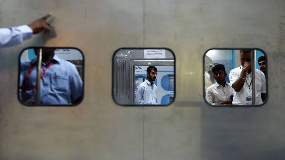 Visitantes miran vagones de tren en una exposición en Chennai (India).