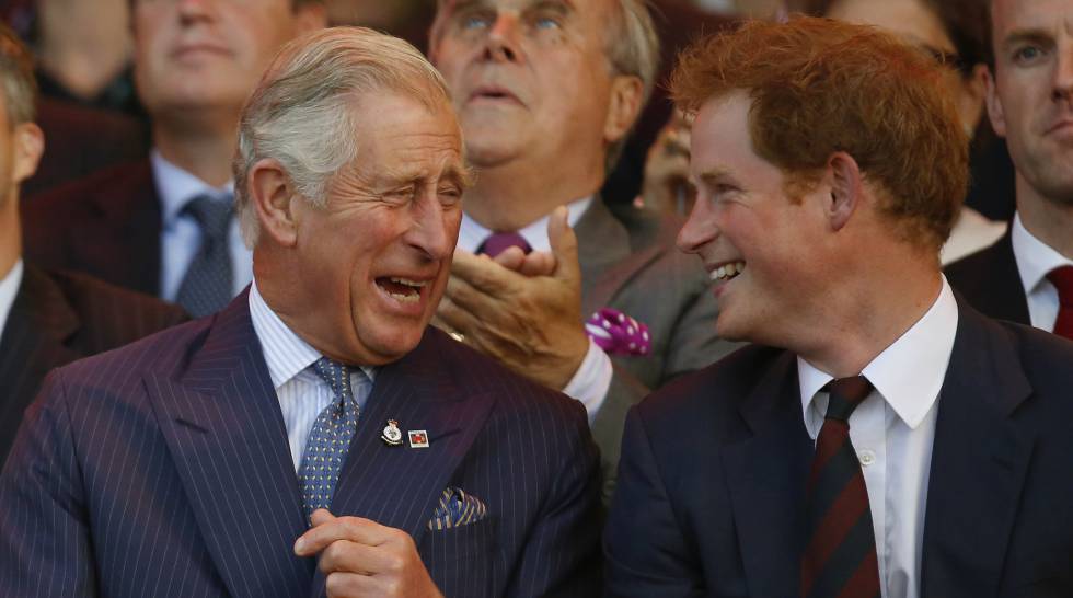 El príncipe Carlos y el príncipe Harry en la ceremonia de apertura de los Juegos Invictus de Londres, en 2014.