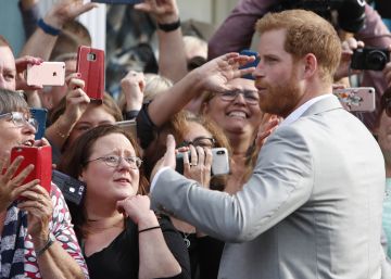 Enrique de Inglaterra sale a saludar a la gente que aguarda su boda en la calle