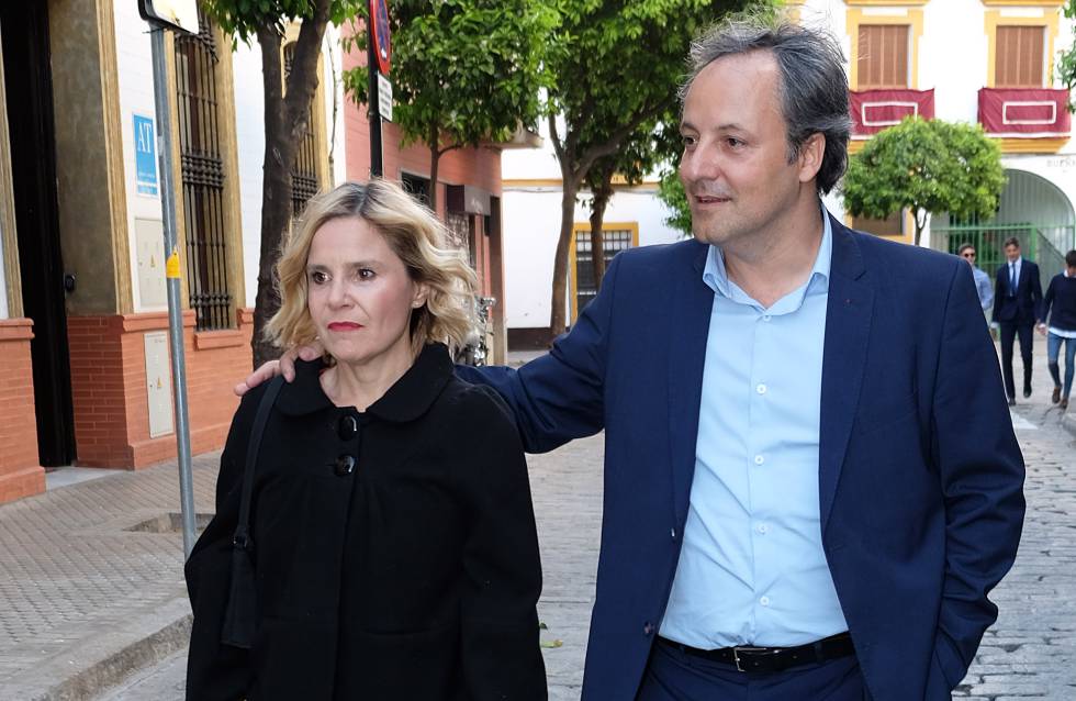 Eugenia Martínez de Irujo y Narcís Rebollo en Sevilla, el pasado a finales de marzo.rn 