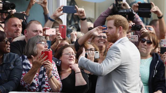 El príncipe saluda a las puertas del palacio de Windsor.