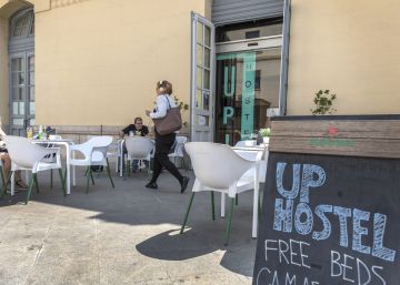 El albergue que cobra más a las mujeres que a los hombres por una habitación idéntica