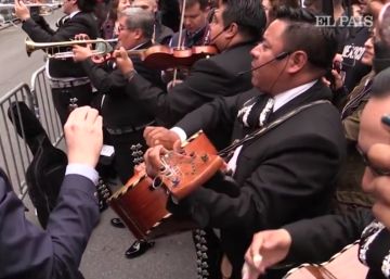La original protesta con mariachis frente a la oficina del abogado que insultó a quienes hablaban español