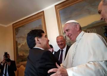 Maradona: peace with the Vatican and conflict on the pitch