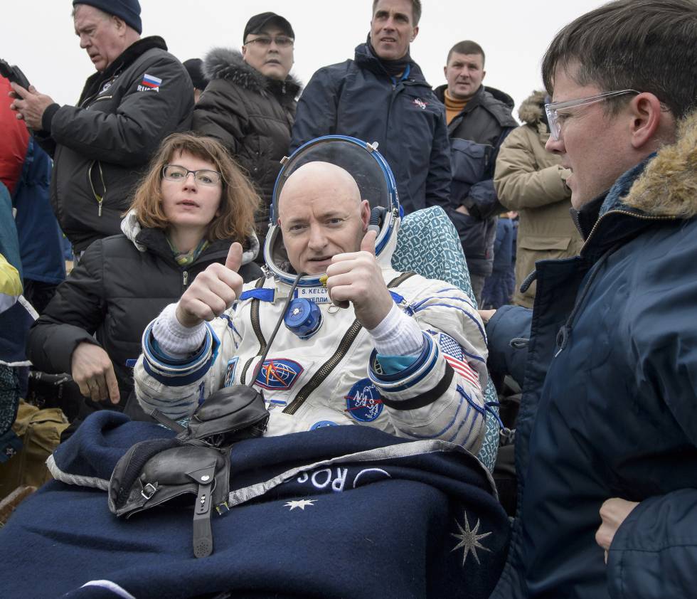Scott Kelly, minutos despuÃ©s de su aterrizaje en KazajistÃ¡n, el 2 de marzo de 2016, despuÃ©s de 340 dÃ­as en la EstaciÃ³n Espacial Internacional.
