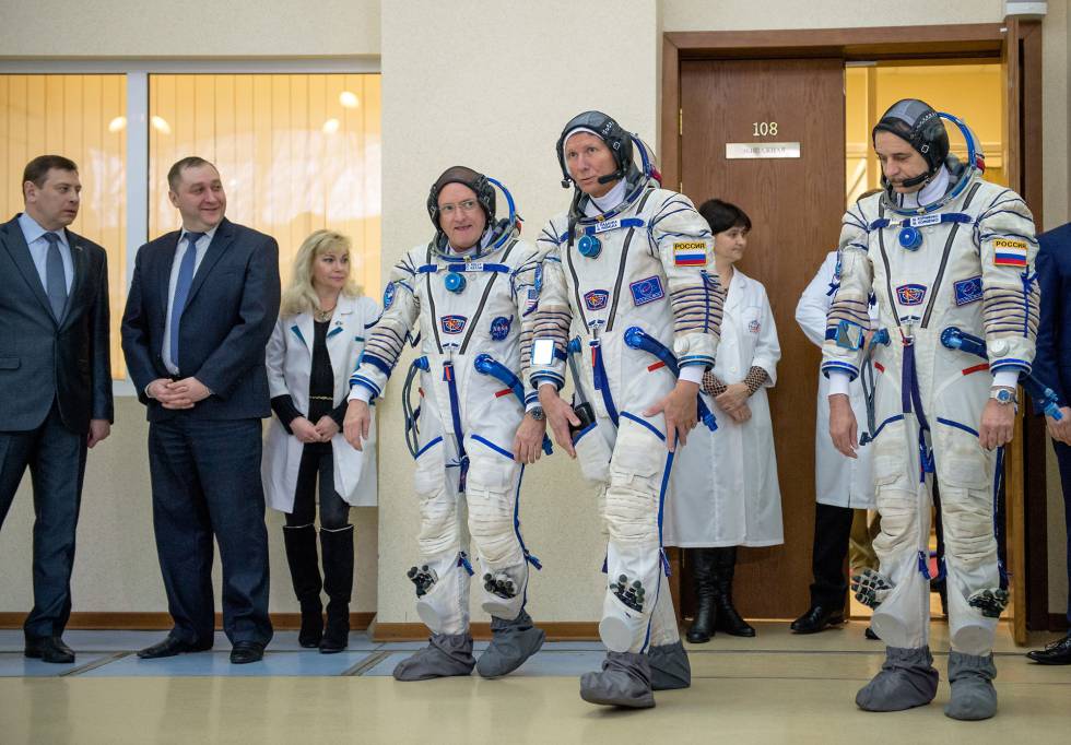 Scott Kelly, el astronauta de la izquierda, junto a sus dos compaÃ±eros rusos de viaje, Gennady Padalka y Mikhail Kornienko, el 5 de marzo de 2015.