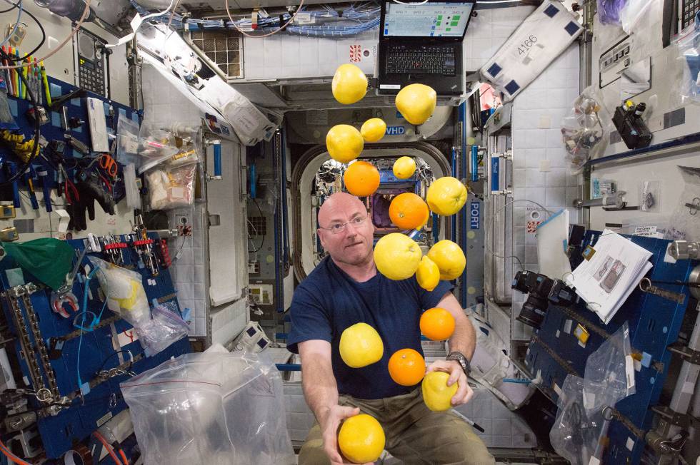 Scott Kelly juega con unas naranjas llegadas a la EstaciÃ³n Espacial Internacional en un vehÃ­culo de transporte, el 25 de agosto de 2015.
