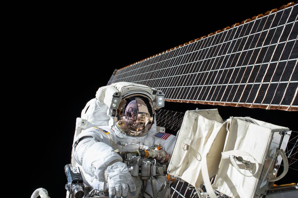 Scott Kelly pasea por el exterior de la EstaciÃ³n Espacial Internacional, el 6 de noviembre de 2015, para reparar un fallo en el sistema de refrigeraciÃ³n.