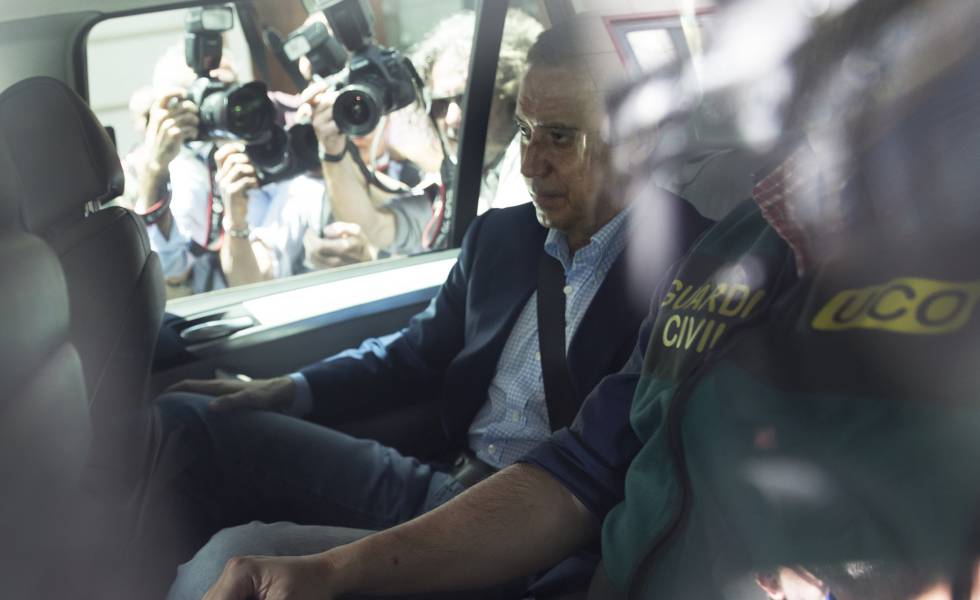 Eduardo Zaplana escoltado por la UCO de la Guardia Civil tras el registro en su domicilio de Valencia y su detención judicial.rn 