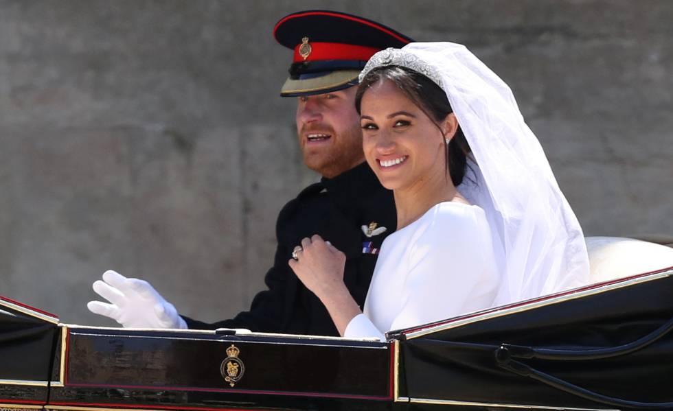 Meghan Markle y el príncipe Enrique durante su paseo en carruaje por Windsor después de la boda.