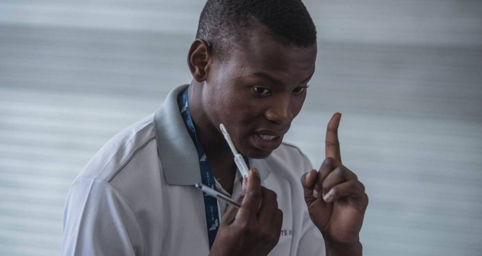 Un doctor explica a un paciente el uso del kit de autoevaluación de VIH desarrollado por estudiantes de la Universidad de Witwatersrand en Hillbrow, Johannesburgo.
