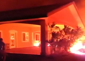 Un vecino graba el momento en que la lava del volcán Kilauea incendia unas casas