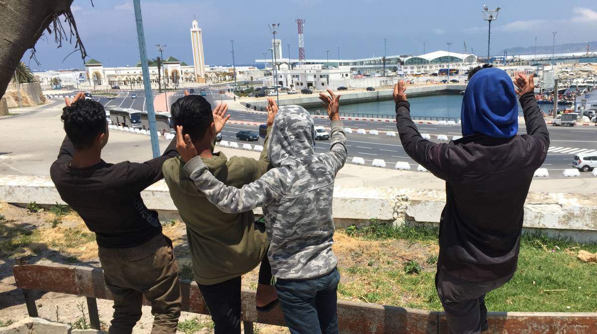 Varios niños, frente al puerto de Tanger-Ville.