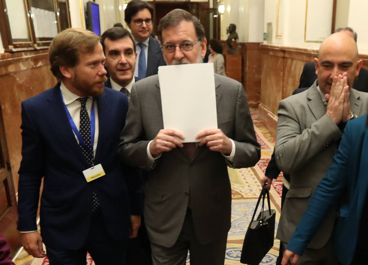 Mariano Rajoy, en el centro, este miércoles en los pasillos del Congreso.