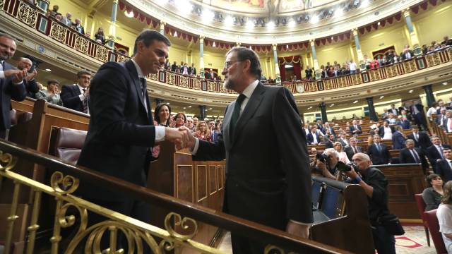 Rajoy felicita a Sánchez tras ser investido presidente.