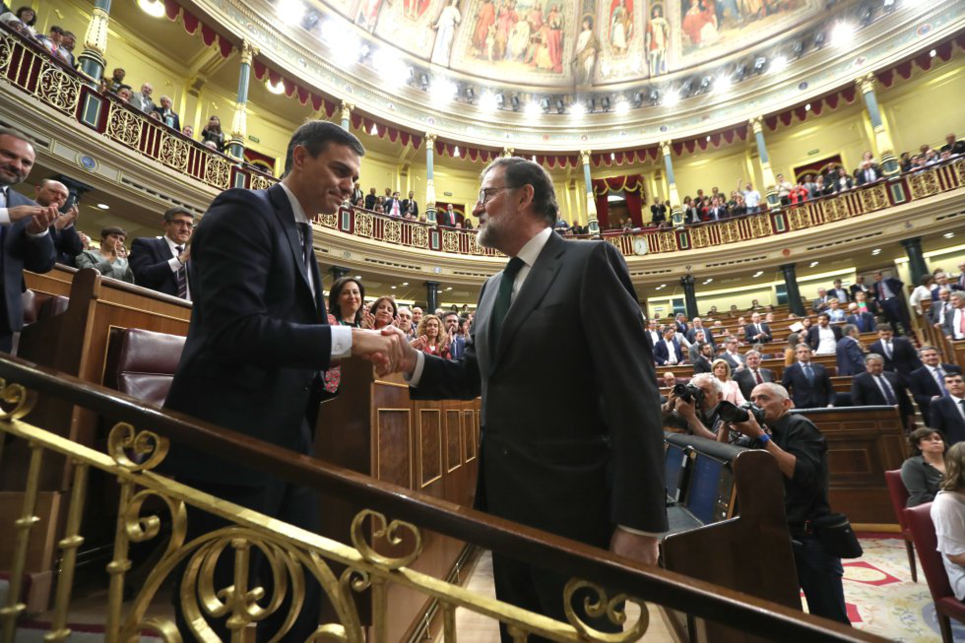Η χειραψία στο Κογκρέσο σήμερα το πρωί μεταξύ Sánchez και Rajoy