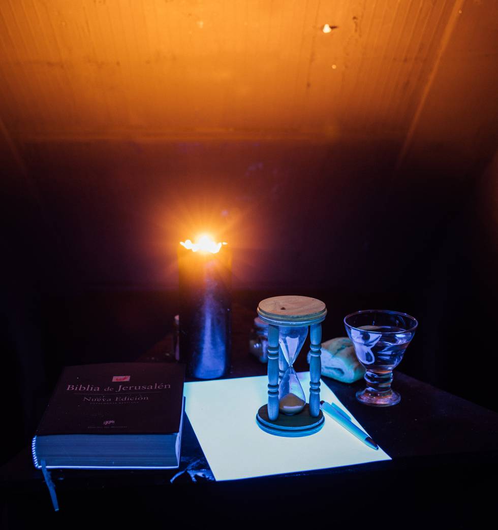 Una vela negra ilumina los elementos sobre la mesa de la 