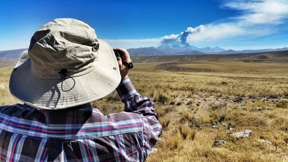 El volcán Sabancaya lanza una gran columna de cenizas.