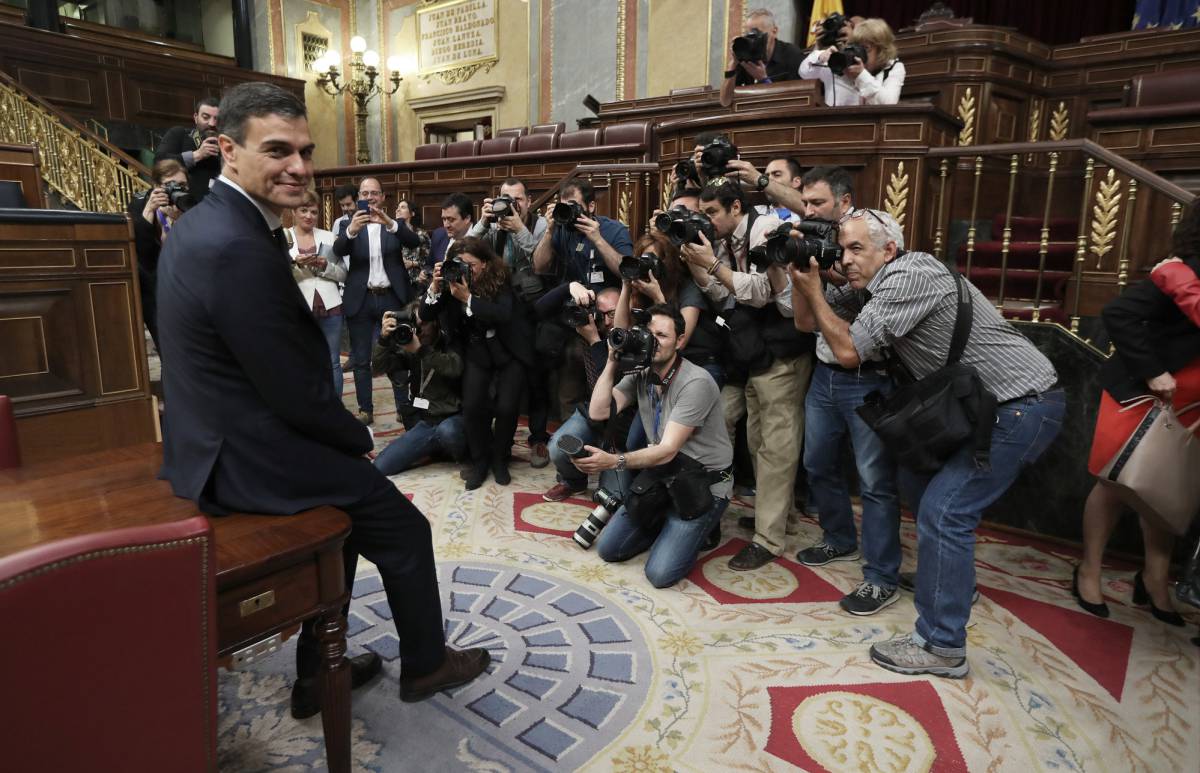 Sánchez posa ante los fotógrafos en el Congreso al terminar el voto de la moción de censura.