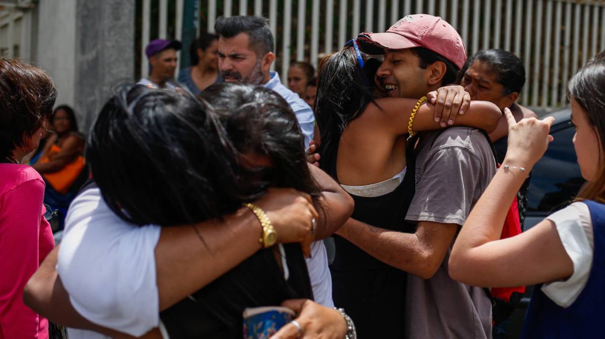 Familiares de los presos liberados.