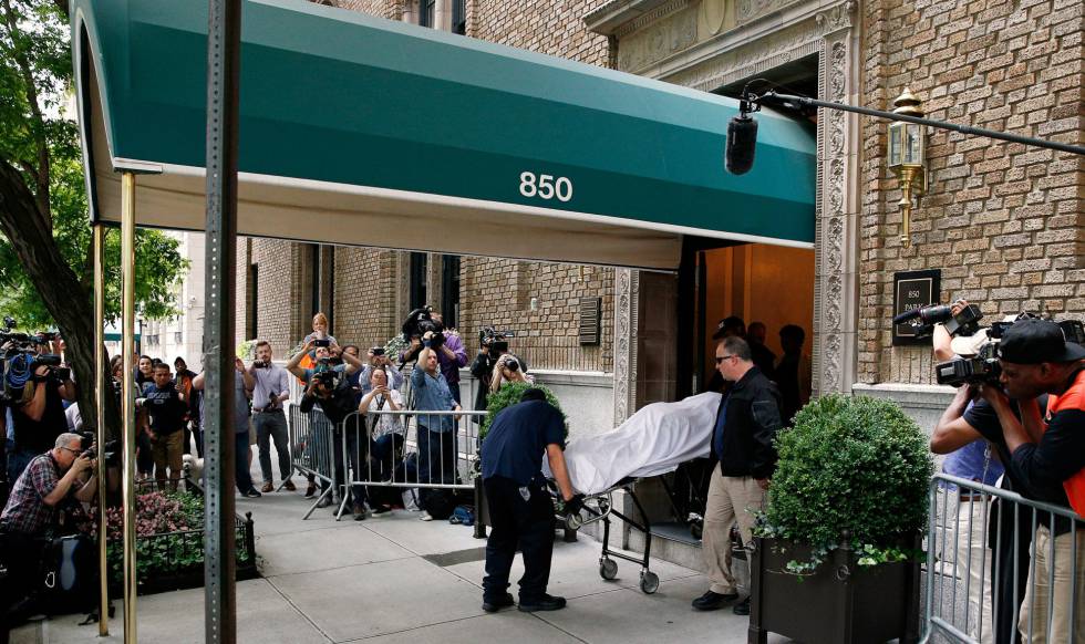 Los servicios forenses sacan el cadáver de la diseñadora por la puerta del edificio de apartamentos de Park Avenue, donde vivía Kate Spade.