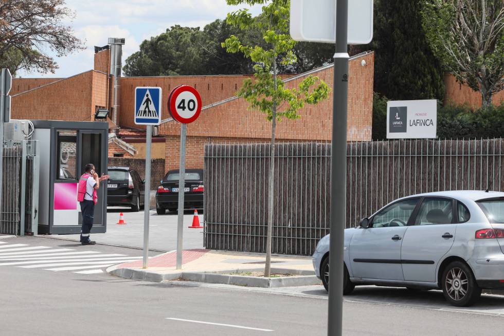 Entrada de la urbanización La Finca.