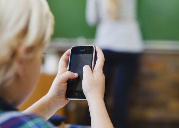Macron declara la guerra al móvil en la escuela