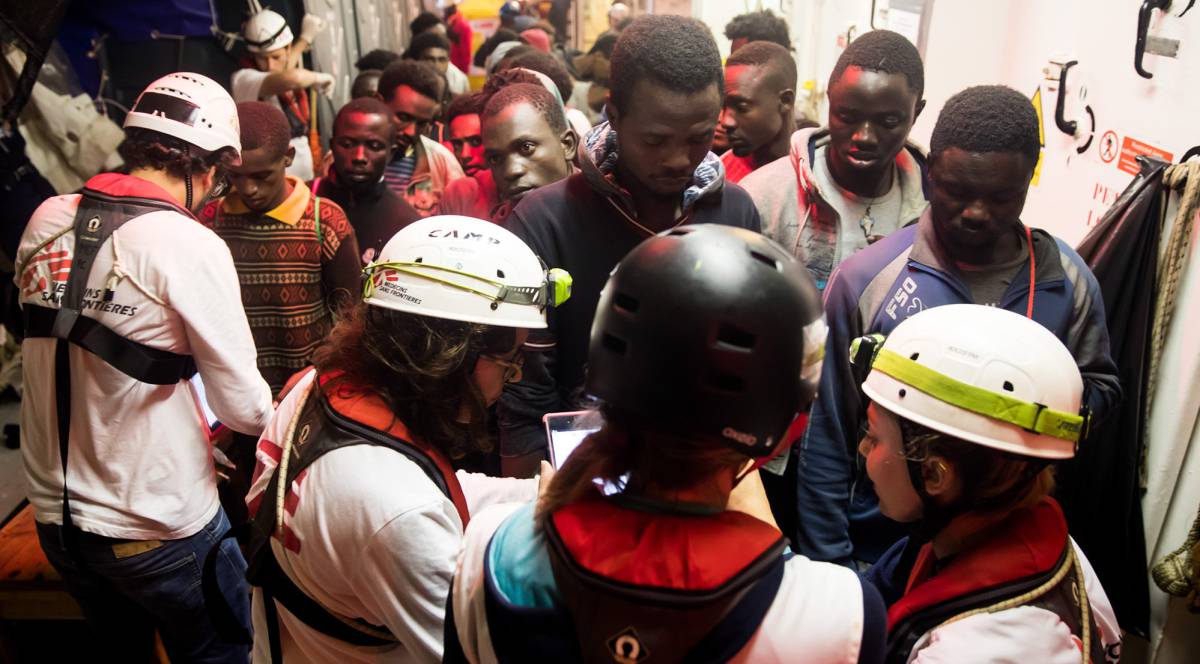 Un grupo de migrantes subsaharianos, nada más ser rescatados por el 'Aquarius', la noche del sábado.