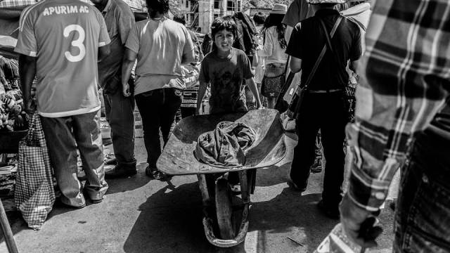 Estudiar es un lujo para los niños porteadores