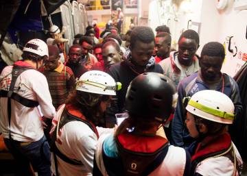 600 migrants in search of a port