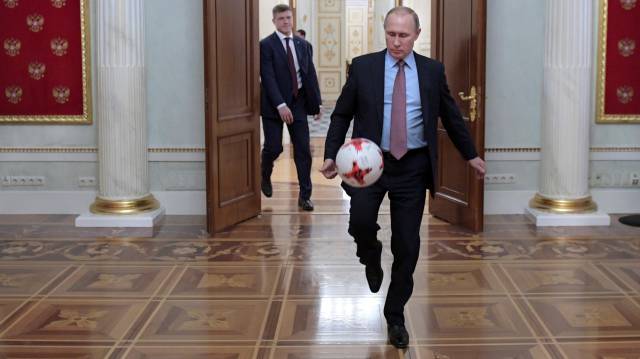 Putin golpea un balón en el Kremlin, en 2016.