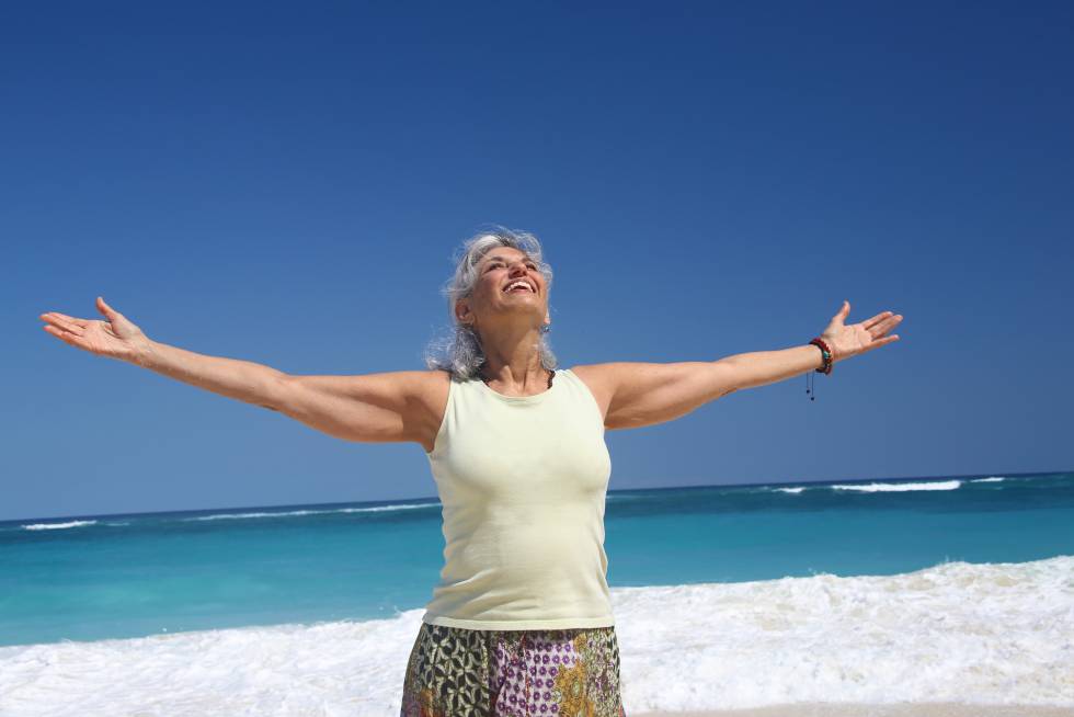 Una mujer disfrutando de su tiempo.