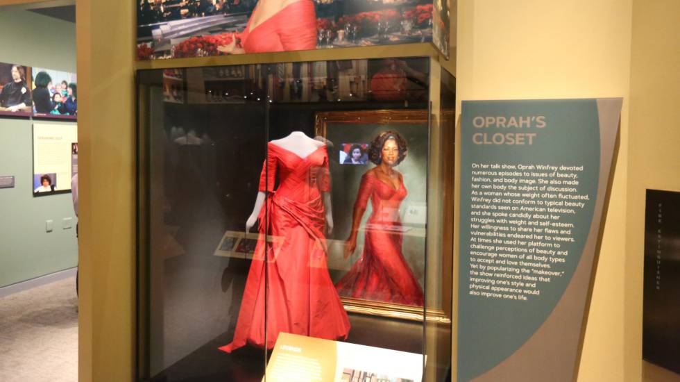 Un vestido de Oprah Winfrey en la exposición dedicada a ella en Washington.