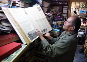 El colombiano que recupera libros de la basura para llevarlos a los colegios