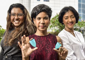 Las tres hermanas que reparten copas contra el pánico a menstruar