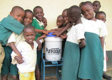 Agua potable en una vasija de cerámica