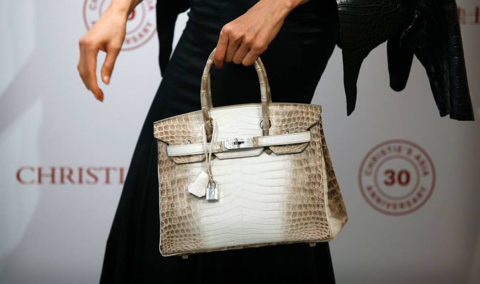 El modelo Birkin de Hermès, con cocodrilo blanco y diamantes de 18 kilates, vendido en una subasta de Hong Kong en mayo de 2016.