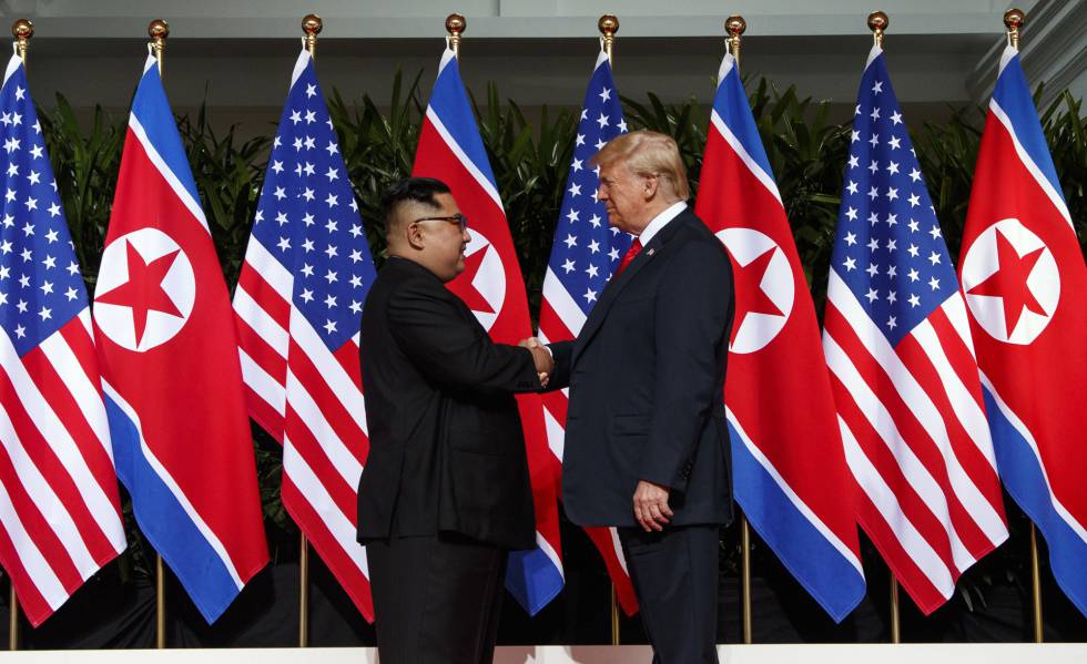 El presidente de EE UU, Donald Trump, junto al líder norcoreano, Kim Jong-un, durante su encuentro en Singapur el pasado martes.