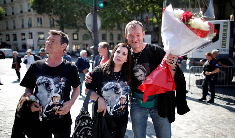 Admiradores del cantante francés Johnny Hallyday acuden a una ceremonia de homenaje al artista.