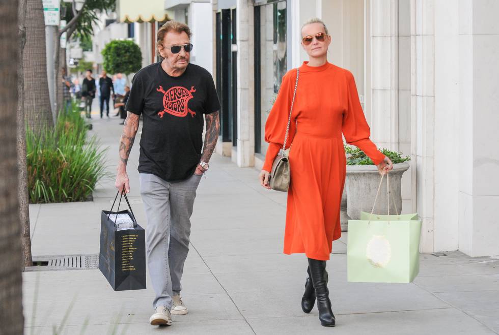 El artista francés Johnny Hallyday con su mujer Laeticia pasean en Los Ángeles (EE UU) en febrero de 2017.