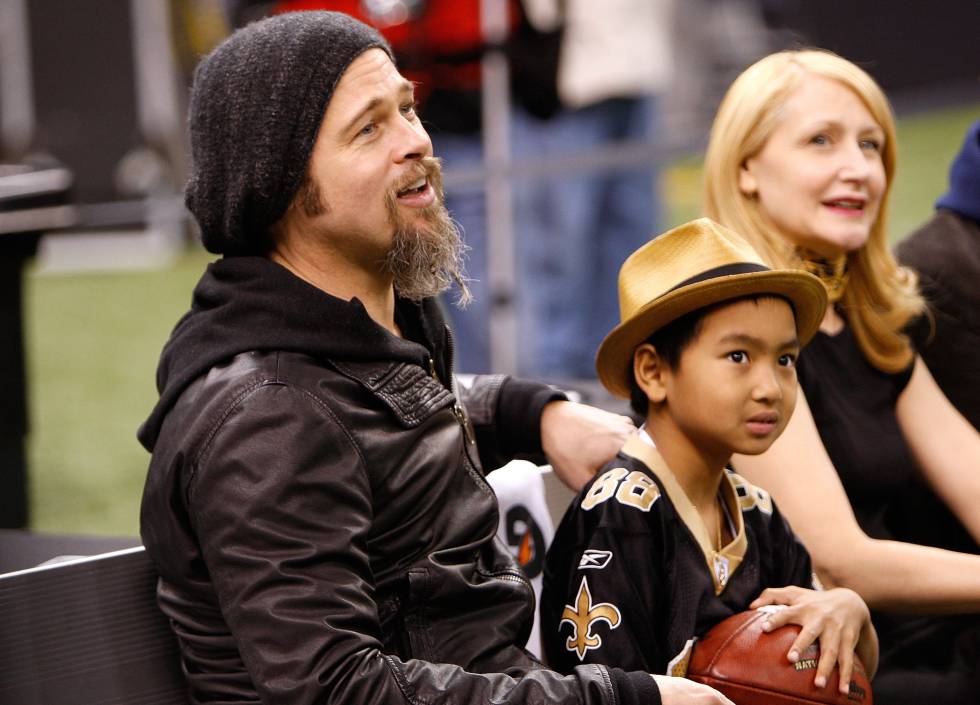 El actor Brad Pitt junto a su hijo Maddox Jolie-Pitt durante un partido de la liga de fútbol americano en Nueva Orleans (EE UU) en 2010.rn 