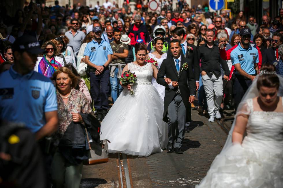 Parejas de reciÃ©n casados pasean tras contraer matrimonio en la Catedral de Lisboa, el 12 de junio.