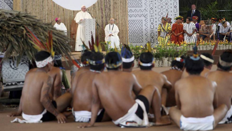 El papa Francisco habla a los indígenas en la Amazonía peruana durante su visita en enero.