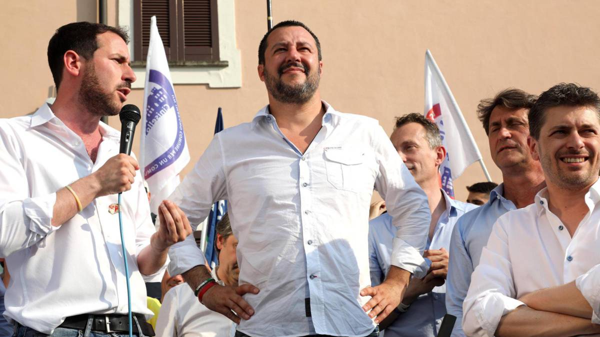 Matteo Salvini (centro), el domingo en Milán.