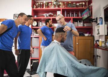 ‘Aquarius’ migrants begin new life with a SIM card and a haircut