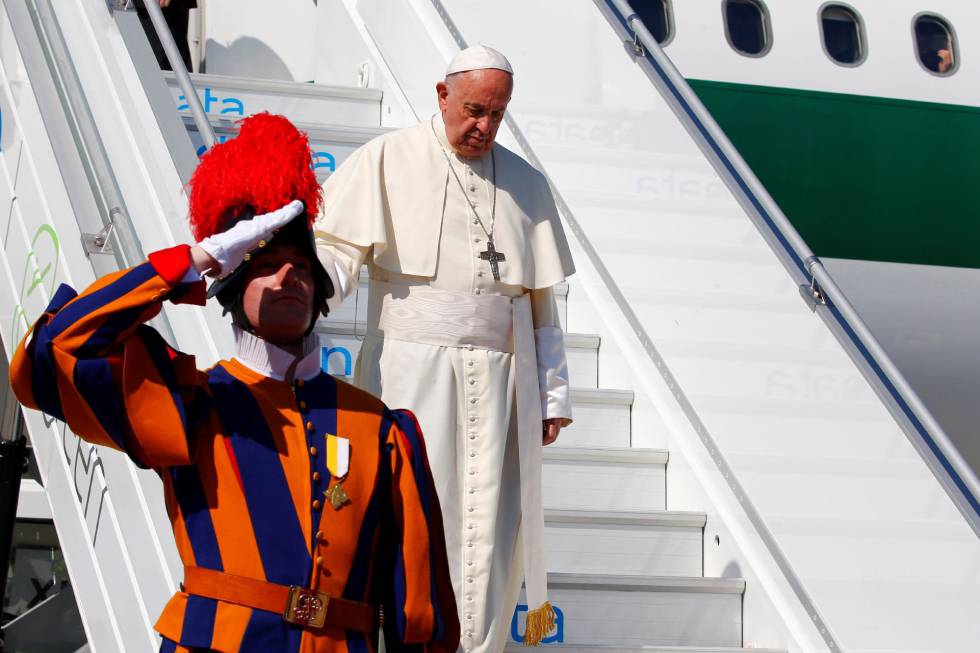 El papa Francisco desembarca en el aeropuerto de Ginebra (Suiza).